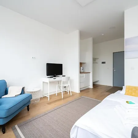 Hilltop - Studio In City Centre Apartment