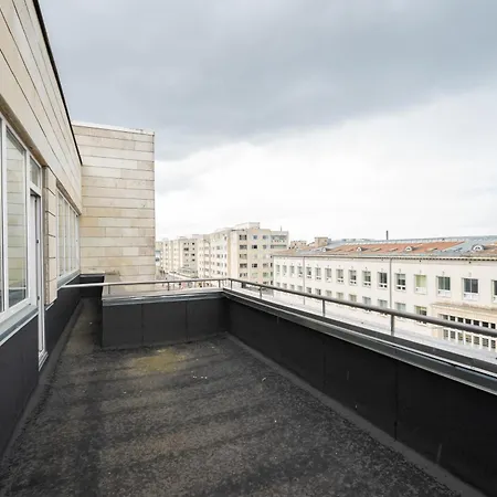 Hilltop - Studio In City Centre Apartment