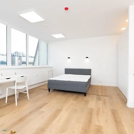 Hilltop - Studio In City Centre Apartment *